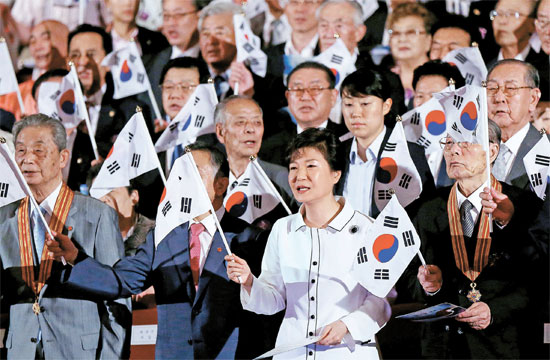 朴槿恵大統領が１５日、ソウル世宗文化会館で開かれた第６８周年光復節の式典に出席し、光復節の歌を歌っている。朴大統領はこの日の演説で、日本の政治家が過去の傷を治癒していく勇気あるリーダーシップを見せることを促した。北朝鮮に対しては離散家族の対面を再開し、ＤＭＺに世界平和公園を造成しようと提案した。［写真＝青瓦台］