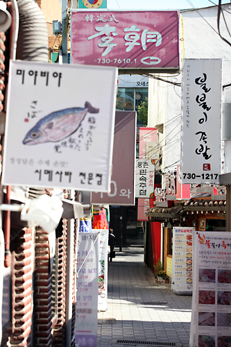 ソウル市内に数多く立ち並ぶ韓国料理専門店。韓国ではのれんを受け継ぐという習慣が薄いため多くの店舗が創業１０年前後と歴史が浅く、伝統の味を守っていくのは難しいといわれています。その中でも地元の人に愛され、５０年以上の歴史を誇る老舗飲食店があります。