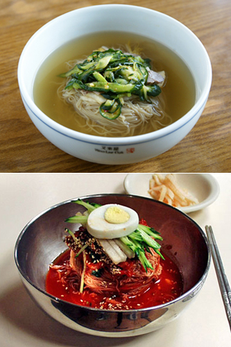 冷たくさっぱりとして夏にピッタリのメニュー、冷麺（ネンミョン）。１９４６年創業の「又来屋（ウレオッ）」（上）は、平壌（ピョンヤン）式冷麺の老舗。「明洞（ミョンドン）咸興（ハムン）冷麺」（下）は、親子３代続く冷麺専門店で、スープのないピリ辛のビビン冷麺が人気です。