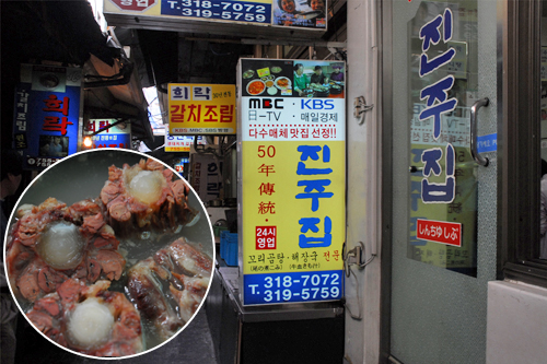 南大門（ナンデムン）の路地裏にたたずむ「チンジュチッ」は６０年以上の歴史を持つお店。８０席ほどのこぢんまりとした店内は、看板メニューの牛テールスープを求めて訪れるお客さんでいつもにぎわっています。２４時間営業のため、お酒を飲んだ後のしめにもピッタリ。