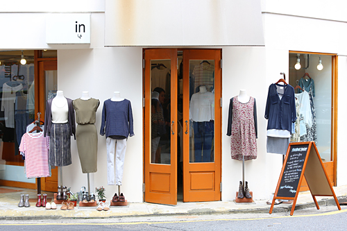 一方、服屋のショーウィンドウは秋物に様変わり。長袖のシャツやカーディガンなど、シックな秋色アイテムが並び始めています。