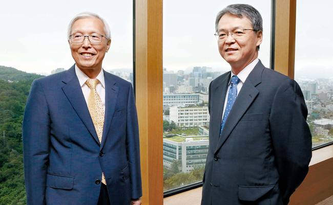 申ガク秀（シン・ガクス）元駐日大使（写真左）と添谷芳秀慶応大学教授が２３日、ソウル獎忠洞（チャンチュンドン）の新羅ホテルで対談をした。