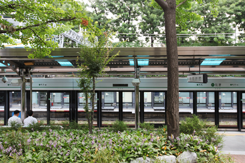 緑が生い茂り、休息時間を過ごすのにピッタリの公園。一見、普通の公園に見えますが、よく見ると木々の間から駅名看板が顔をのぞかせている場所が。ここは韓国で唯一、駅構内に公園が設置されている新踏（シンダプ）駅です。