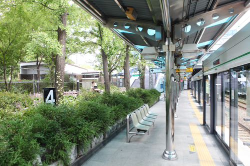 新踏駅は、ソウル東部の地下鉄２号線聖水（ソンス）駅から新設洞（シンソルトン）駅を運行する支線駅の１つ。配車間隔が平均１０分以上と長いため、地下鉄を待つ乗客のために小さい公園が作られました。