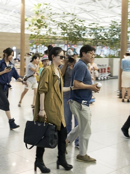 女優イ ヨンエ なかなかお目にかかれない空港ファッションがキャッチ Joongang Ilbo 中央日報