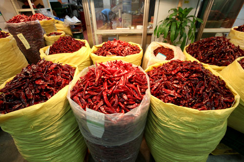 その年に採れた初物の唐辛子（コチュ）は「ヘッコチュ」と呼ばれ、９月上旬からお店に並び始めます。一年中手に入る唐辛子ですが、ヘッコチュは香りも良く、一際重宝されます。
