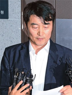 内乱陰謀容疑で事前拘束令状が請求された李石基（イ・ソッキ）統合進歩党議員が３０日午後、国会議員会館の事務室の前で、準備した原稿を読みながら容疑を否定している。