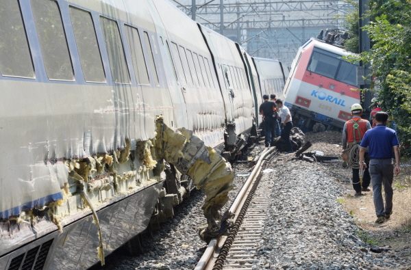 ３１日に大邱駅でムグンファ号（右）に突っ込まれ脱線したＫＴＸの側面には生々しい傷跡が残された。