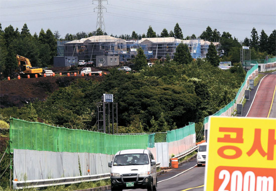 西帰浦市南元邑の百通キン源リゾート工事現場。海抜２５５～３６０メートルの漢拏山ろく５５万６５８６平方メートルの敷地で進められている。中国の不動産開発会社百通キン源が投資した。２０１６年の完工時までに１万９０００本余りの木が切られる予定だ。