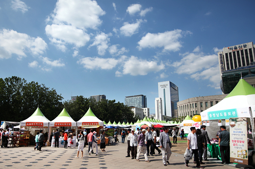 １０００万人都市ソウルの中心に位置するソウル市庁舎。その周辺がいま、韓国全国から届く農水産物の巨大な取引市場になっています。