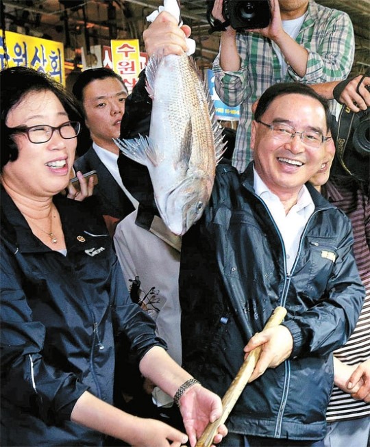 ソウル鷺梁津水産市場を訪れた鄭ホン原国務総理