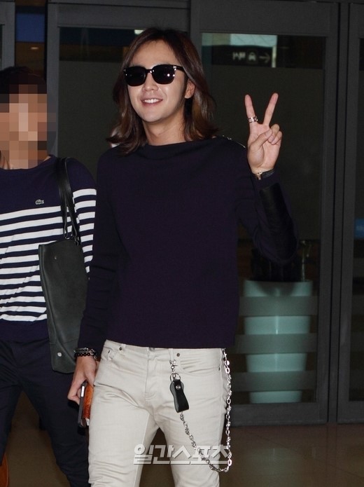 ８日、仁川（インチョン）空港から帰国した俳優兼歌手のチャン・グンソク。