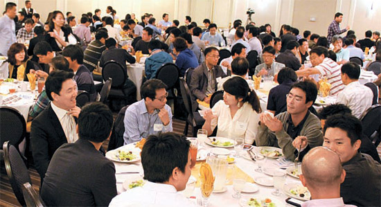 シリコンバレーで活躍する韓国人エンジニアと専門職業人約３００人が今年５月に開かれた「ペイエオリオＫグループ カンファレンス」に参加して情報交換をしていた。（写真＝Ｋグループ）