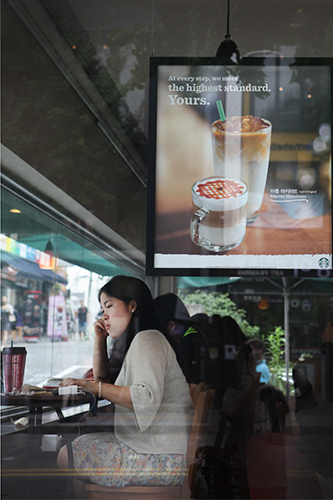 日本でもおなじみの「STARBUCKS COFFEE(スターバックスコーヒー)」。韓国限定のメニューとして、栗を使ったマロンマキアートが登場。牛乳を使ったオリジナルの他、低脂肪牛乳を使ったライトバージョンもあり、カロリーを気にする女性にも人気です。