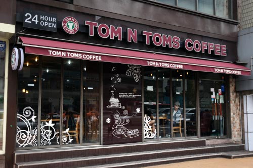 韓国のコーヒーチェーン「TOM N TOMS COFFEE(トム・エン・トムスコーヒー)」では、スイートポテトパニーニを発売。パニーニに甘いサツマイモクリームを挟み、香ばしいナッツをトッピング。朝ご飯やブランチにピッタリのメニューです。