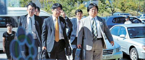 １６日、韓国政府の水産物輸入禁止措置に抗議するため訪韓した日本政府の関係者。