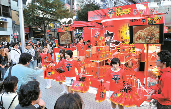 農心が最近、東京の渋谷で開催した辛ラーメン販促イベントは、現地の人たちが駆けつけて大盛況となった。（写真＝農心）