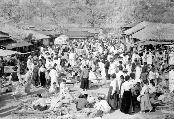 １９６０年、農村で市が立った日の様子。（写真＝国家記録院）