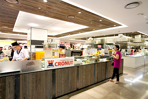 専門店「New York CRONUT」は、明洞(ミョンドン)のロッテ百貨店本店・金浦空港店にも入店。今年上半期に大ヒットしたドイツ菓子「シュニバーレン」の会社が母体となっているため「CAFE SCHNEEBALLEN 弘大1号直営店」でも手に入ります。