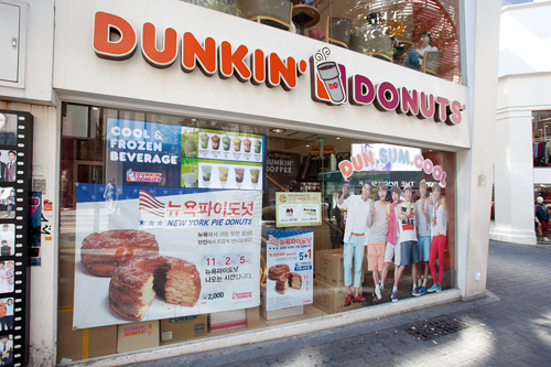 また、DUNKIN’DONUTS(ダンキンドーナツ)の一部店舗ではパイドーナツとして砂糖をまぶしたプレーンタイプを販売(１個2,000ウォン)。明洞店(写真)では11時、14時、17時にできたてが並びます。食べ物がおいしい季節、ソウルの街でニューヨークの味に出会ってみませんか。