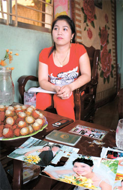 韓国行きの結婚移住を選んで失敗後、故郷に戻ってきたタントゥエン。彼女は前夫との結婚写真を見せて「当時は幸せに暮らせると信じていた」と話した。