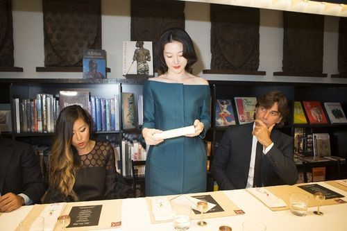 女優イ・ヨンエがグッチのパトリツィオ・ディ・マルコ社長とともに韓国料理の晩餐を共同主催した。