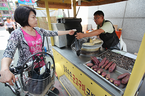 道ばたの屋台には、秋の味覚・さつまいもや焼き栗、秋冬の人気おやつ・プンオパン（ふな焼き）が登場。肌寒さを和らげるためにホクホクで温かいおやつを求める人々の姿も増えています。