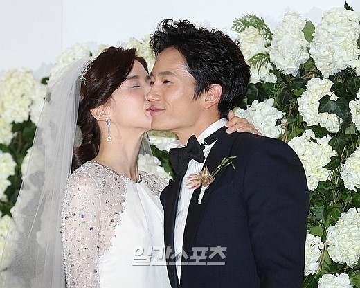 女優イ ボヨンの ピンク色のキス に俳優チソンの表情は Joongang Ilbo 中央日報