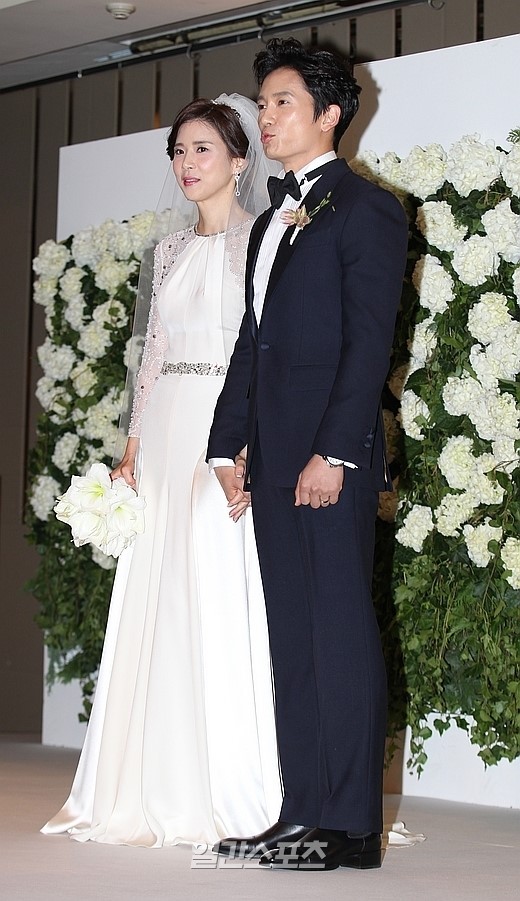 ２７日、ソウル広津区広壮洞（クァンジング・クァンジャンドン）シェラトングランデウォーカーヒルホテルのグランドホールでポーズを取る女優のイ・ボヨン（左）と俳優のチソン。