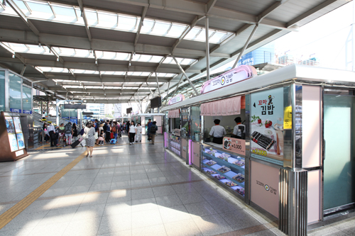 高速鉄道ＫＴＸをはじめ、各地方行きの列車が発着するソウルの玄関口・国鉄ソウル駅。その構内に今年６月に誕生した「駅弁エリア」が、注目を集めています。
