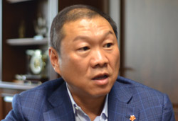 エドアルド・キム氏（４８）