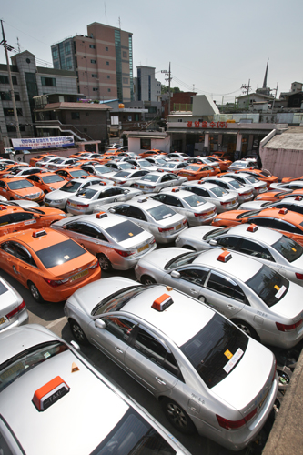 １０月からはタクシー運賃も４年ぶりに値上げ。一般タクシーの基本料金は２４００ウォンから３０００ウォンに、模範タクシーは５００ウォンアップの５０００ウォンに。加算運賃は、１４４メートル毎から１４２メートル毎に１００ウォンに変更となります。