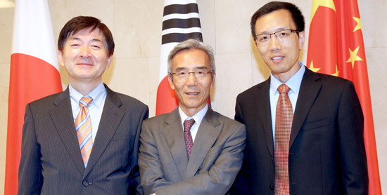 左からＴＣＳ李鍾憲事務次長、岩谷滋雄事務総長、陳峰事務次長。