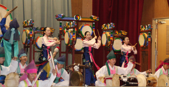 今でも地球村の各地では韓民族のアイデンティティーを継続するためのハングル・文化教育が行われている。９月１４日、大阪建国学校の中学生が韓服を着て伝統舞踊公演をしている。