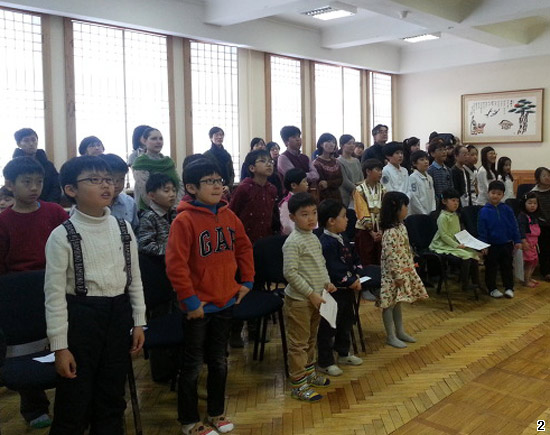 ロシア・モスクワ土曜韓国学校の児童が講堂で国民儀礼をしている。