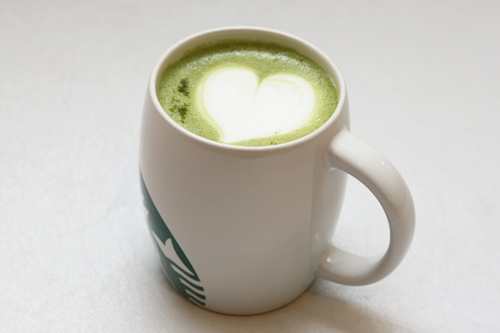 カフェでよく見かけるお茶系飲料は、緑茶ラテや紅茶ラテなどお茶の粉末を加えたドリンク。牛乳の他、低脂肪乳や豆乳で作るラテもあり、健康志向の人にも人気です。