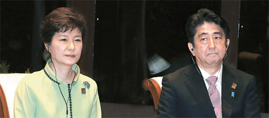 ７日、インドネシアのバリ島にあるソフィテルホテルで開かれた「アジア太平洋経済協力会議（ＡＰＥＣ）ビジネス諮問委員会との対話」で行事の開始を待つ朴槿恵大統領（左）と日本の安倍晋三首相。