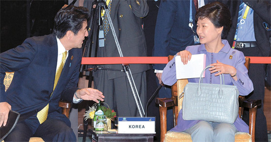 ８日、日本の安倍晋三首相（左）が朴槿恵大統領に話しかけている。