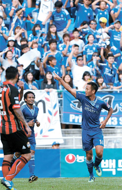 水原の鄭大世（チョン・テセ、右）が９日、水原Ｗ杯競技場で行われたＦＣソウルとのＫリーグライバル戦で追加ゴールを決めた後、喜んでいる。水原はソウルとのシーズン３度目の対戦で勝利した。