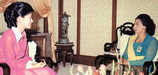 朴槿恵（パク・クネ）大統領が１９７０年代後半のファースト・レディ時代に、ウォボニ初代駐韓インドネシア大使の妻と対話している様子。ウォボニ大使の娘はインドネシアのユドヨノ大統領の夫人だ。（写真＝国家記録院）