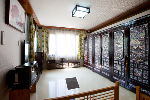 家屋内には実際に使われていた遺品が展示されていて、物を大事に扱い質素な暮らしを好んだ崔圭夏元大統領の人となりをうかがい知ることができます。