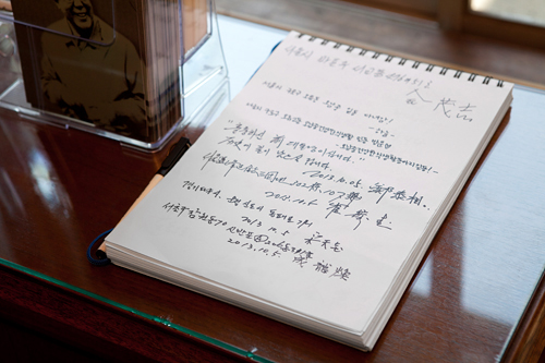 観覧は１日４回（定員約２０名、各回約１時間）、ソウル市の公共予約システム（韓国語）を通しての事前予約制（現場受付は各回５名まで）で、ガイドの引率に従う必要があります。改めて知った崔圭夏元大統領への思いを訪問録に記す人も多いとのこと。