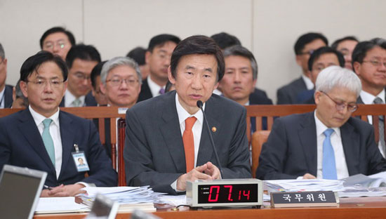 外交部の国政監査で尹炳世外交部長官が答えている。