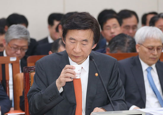 外交部の国政監査で尹炳世外交部長官が答弁の途中、水を飲んでいる。