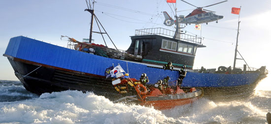 木浦（モクポ）海洋警察機動・特攻隊員が１６日午後、全羅南道紅島沖で違法操業中の中国漁船を取り締まっている。