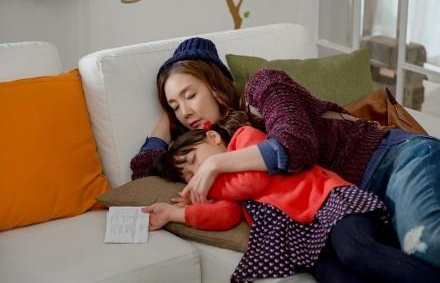 添い寝しているチェ・ジウと子役俳優カン・ジウの姿（写真＝ＳＢＳ）。