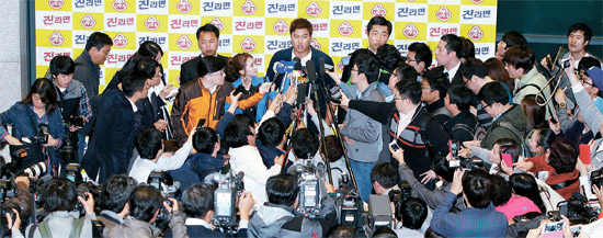 写真＝メジャーデビューシーズンを終えたＬＡドジャースの柳賢振が２９日、帰国し、仁川空港で取材陣に囲まれながらインタビューに応じている。
