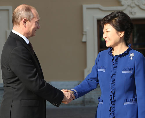 ロシアのプーチン大統領と韓国の朴槿恵大統領（中央フォト）