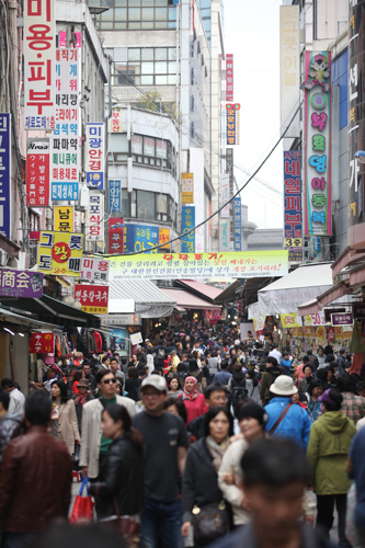 地元韓国人や外国人などたくさんの人々で賑わう南大門市場（ナンデムンシジャン）。ジャンパーや薄手のコートなど人々の装いもすっかり秋らしくなりました。