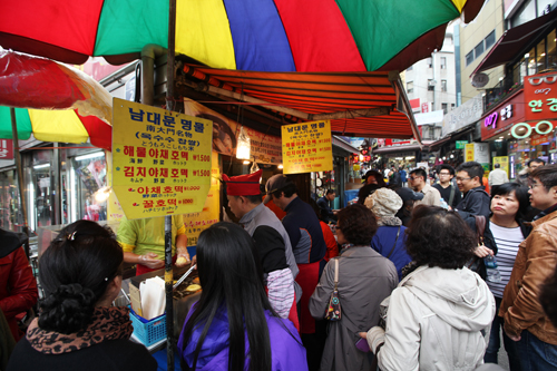 甘い匂いに吸い寄せられるように、道ゆく人々が足を止めていく屋台。韓国ではこの時期になるとよく見かけるようになる、あったか屋台おやつがあります。